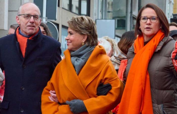 La Gran Duquesa María Teresa se manifiesta vestida de naranja para apoyar a las mujeres víctimas de violencia