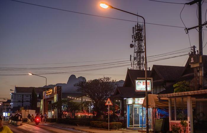 Intoxicaciones por metanol en Laos: adolescentes australianos entre los seis turistas muertos mientras los países advierten sobre sospechas de intoxicaciones por metanol en Vang Vieng