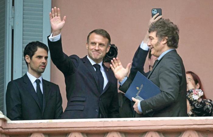 Emmanuel Macron y Javier Milei en el balcón, este puede ser un detalle para ti…