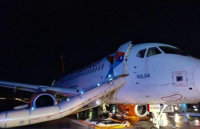 Avión ruso evacuado por incendio en motor al aterrizar