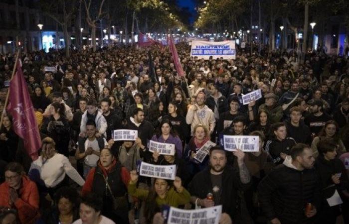 El creciente descontento por los altos alquileres en Barcelona da lugar a protestas callejeras masivas