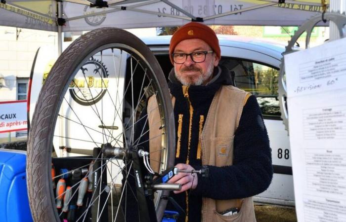 En casa o en los mercados de Calvados, Dimitri Gallet repara bicicletas