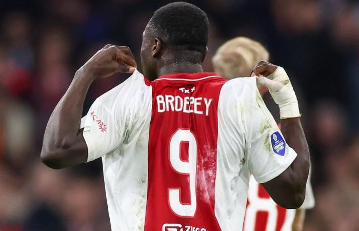 Slap Ajax lucha por superar a PEC en Arena, primer gol de la Premier League Brobbey