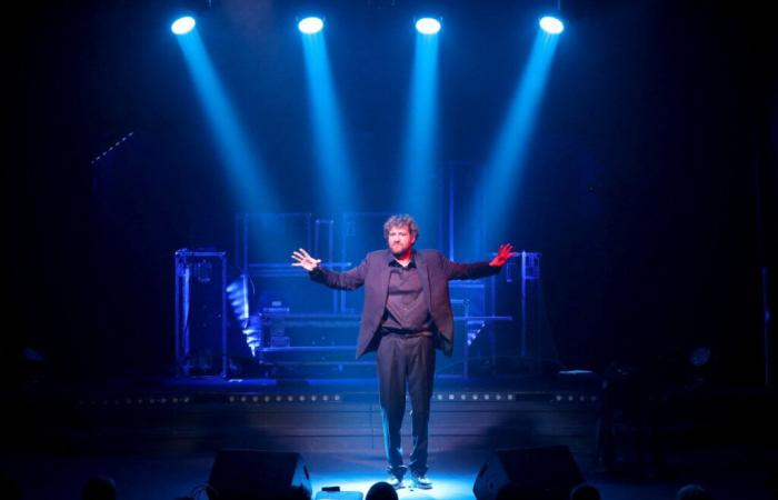 Este famoso comediante reivindica “El derecho a la felicidad” en el escenario de una sala de espectáculos de Sarthe