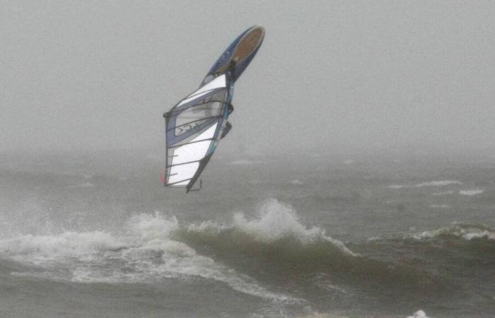 Un windsurfista rescatado frente a la costa de Hermanville-sur-Mer, en la costa de Calvados.