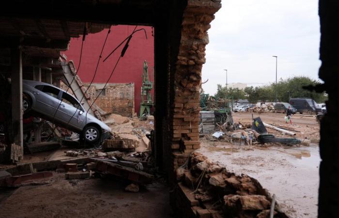 Un trabajador muere cerca de Valencia al desplomarse el tejado de un colegio afectado por las inundaciones