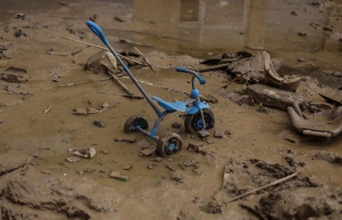 Inundaciones en España: mientras reformaba un colegio, un trabajador pierde la vida tras desplomarse un tejado