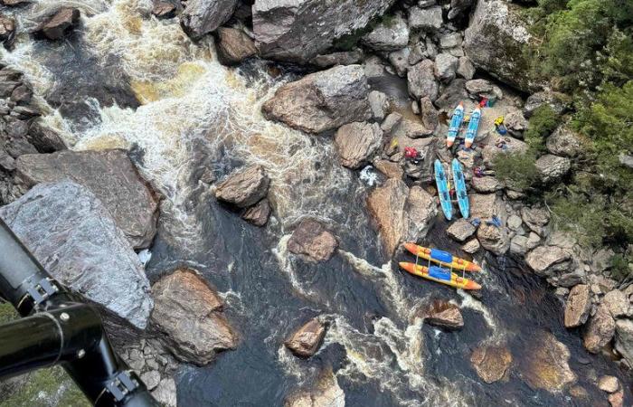 Un kayakista con una pierna amputada atrapada en una grieta de una roca; su reloj conectado le salva la vida