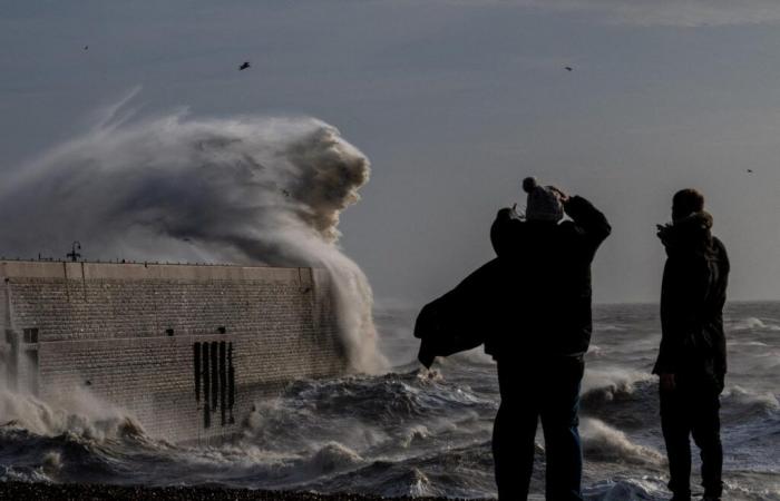 Con fuertes vientos y fuertes lluvias, la tormenta Bert sigue causando daños en Inglaterra y Gales