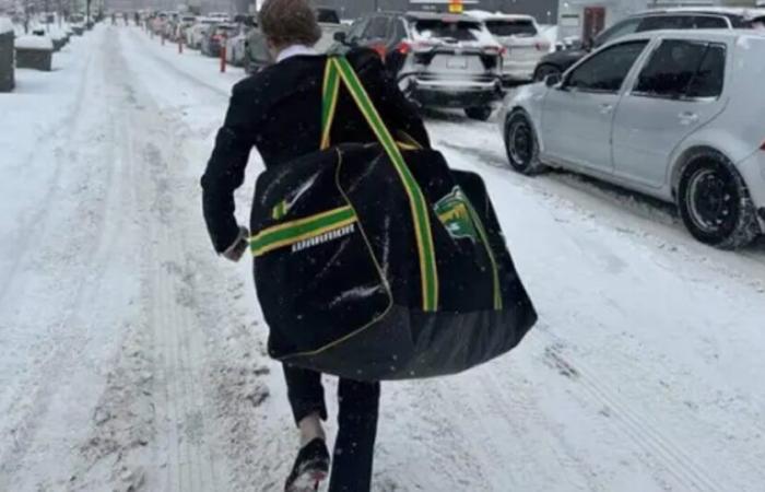 El jugador salvaje debe caminar por todo el tráfico con su bolsillo de hockey para llegar a su primer juego.