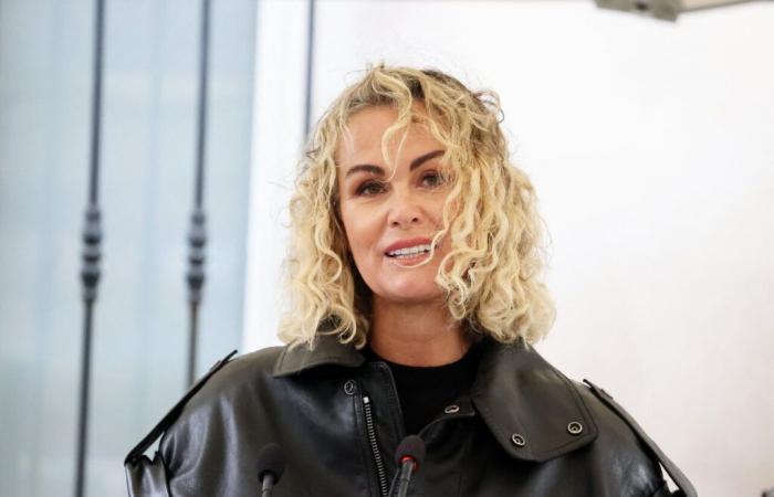 Laeticia Hallyday: ¡recibe una bala perdida en Quelle époque!, pequeña sonrisa de Léa Salamé