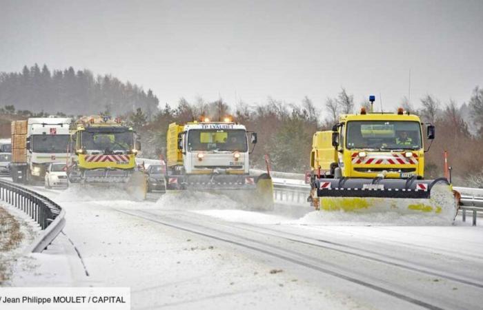 Atascados en la carretera a causa de la nieve, tuvieron que pagar el peaje