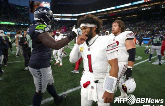 El quarterback coreano Kyrer Murray de los Arizona Cardinals en la National Football League (NFL) falló..