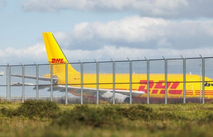 Una persona muere después de que un avión de carga de DHL se estrellara contra una casa