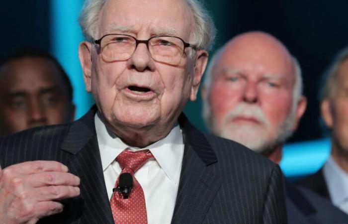 Warren Buffett señala la mortalidad y promete mil millones de dólares en acciones de Berkshire