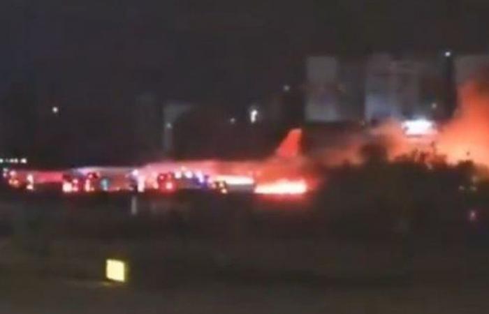 VIDEO. Motor se incendia al aterrizar: espectaculares imágenes de la evacuación de un avión ruso en llamas