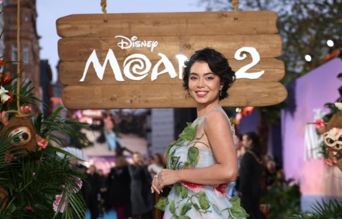 Auliʻi Cravalho y Dwayne Johnson combinan pétalos y palmas con un vestido floral 3D de Oscar de la Renta y una chaqueta Amiri en el estreno de ‘Moana 2’