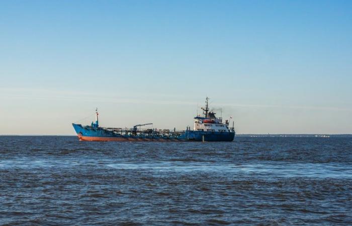 Reino Unido ataca a la flota fantasma rusa: 73 barcos sancionados