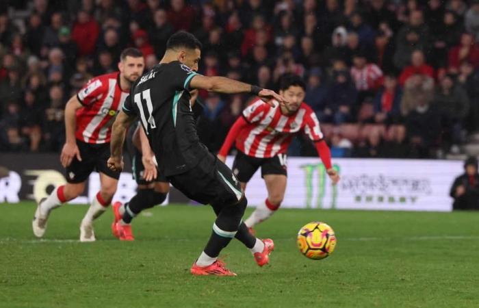 Mohamed Salah se une a las leyendas del Liverpool con un histórico gol a domicilio