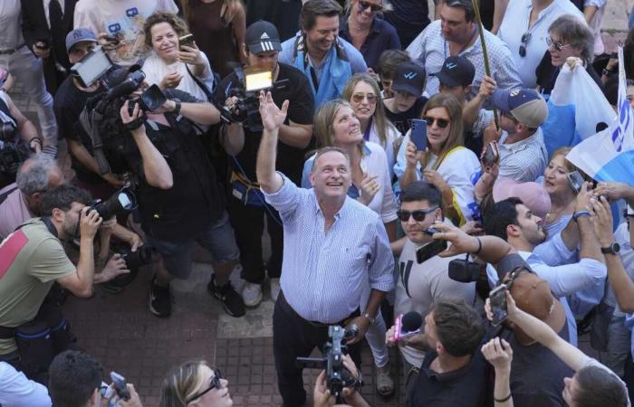 Candidato izquierdista de Uruguay elegido presidente: NPR