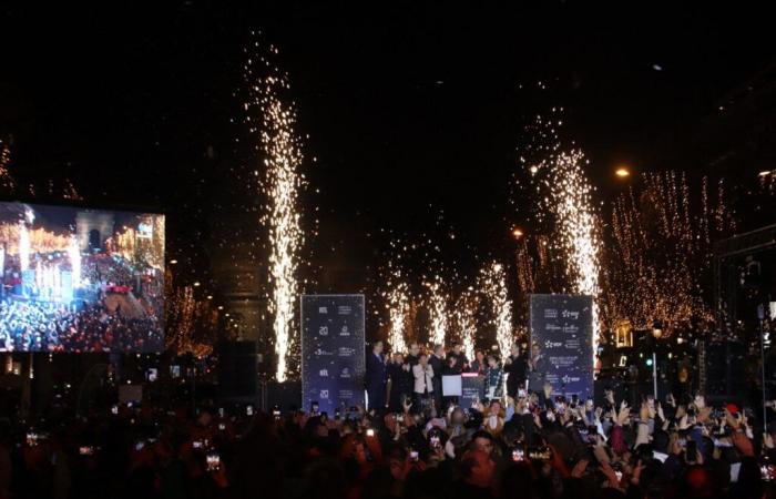 En París, las iluminaciones de los Campos Elíseos sumergieron a la multitud en “la magia de la Navidad”