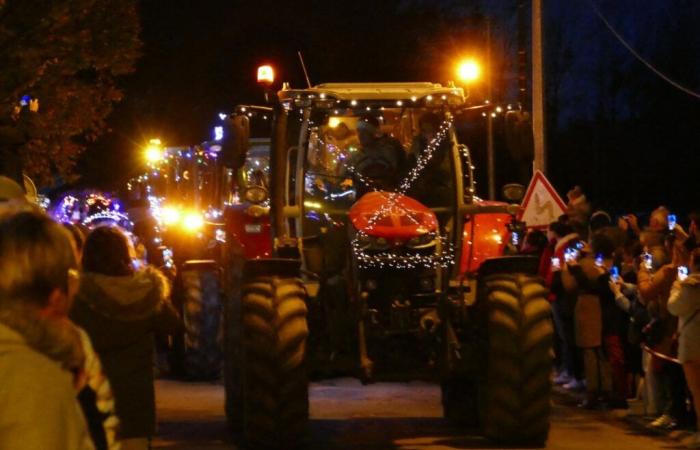 FOTOS. Los tractores iluminados atraen multitudes a este pueblo de Calvados