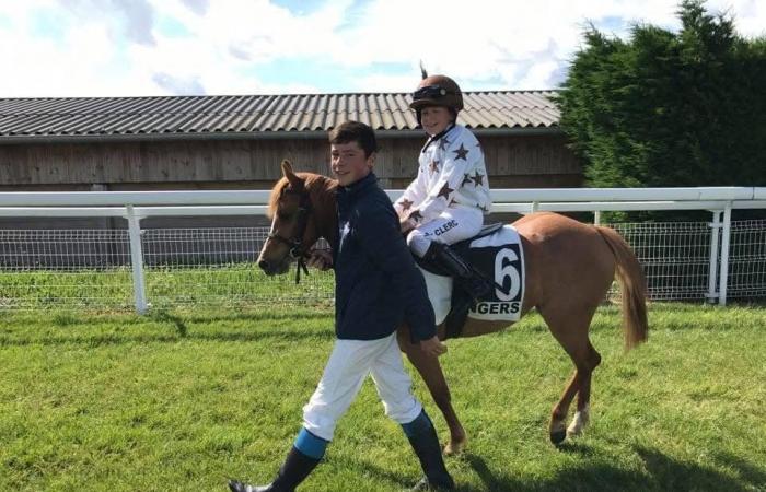 Siete años después de ganar su primera carrera de ponis en Angers, Valentin Le Clerc rompe el hielo como aprendiz en el mismo hipódromo.