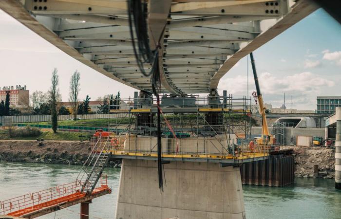 El puente sobre el canal toma forma