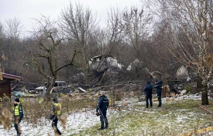 Un avión de carga de DHL se estrella y patina contra una casa en Lituania, matando a un tripulante español