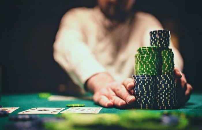 El crupier de un casino de Ohio acusado de robar dinero del bote al menos 14 veces dice que es inocente a pesar de haber sido captado en video