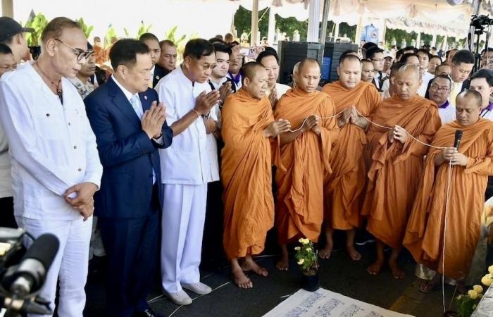 Homenaje a las víctimas del incendio de un autobús en Tailandia