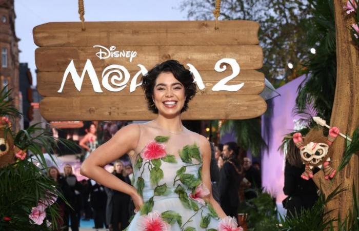 Auliʻi Cravalho y Dwayne Johnson combinan pétalos y palmas con un vestido floral 3D de Oscar de la Renta y una chaqueta Amiri en el estreno de ‘Moana 2’