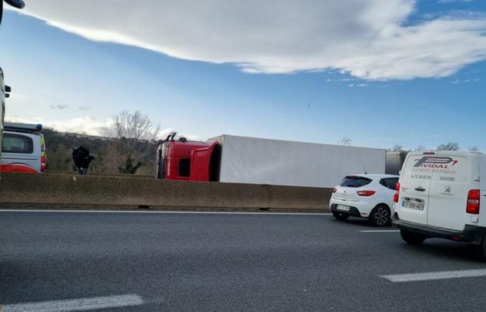 Metrópolis de Lyon. El fuerte viento vuelca su remolque, un vehículo pesado yace en el puente de Givors