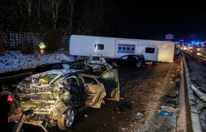 Accidente de autobús en la A6: fallece un policía fuera de servicio, la investigación se reclasifica por homicidio y lesiones involuntarias