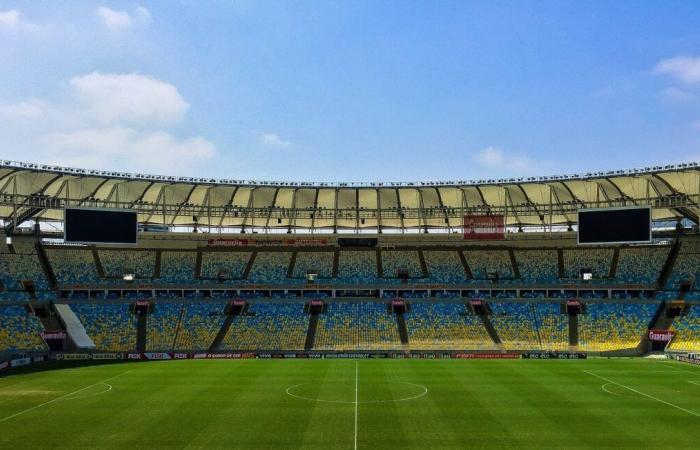 Sale después de un partido de rugby y se encuentra encerrado dentro del estadio.