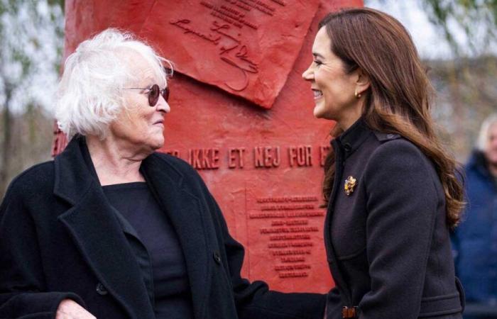 La reina María rinde homenaje a la condesa Danner, esposa benefactora del rey Federico VII