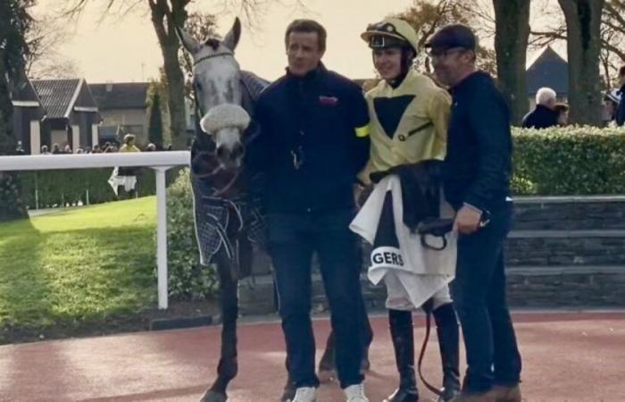 Siete años después de ganar su primera carrera de ponis en Angers, Valentin Le Clerc rompe el hielo como aprendiz en el mismo hipódromo.