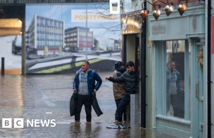 Las inundaciones de la tormenta Bert son “absolutamente devastadoras”, dice el primer ministro galés