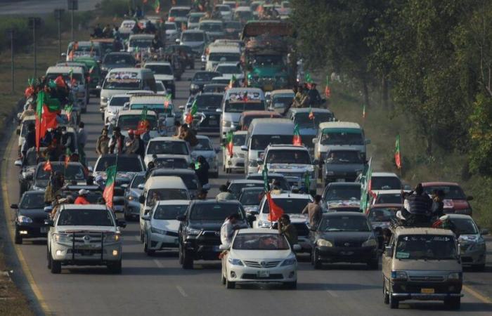 Miles de partidarios de Imran Khan a las puertas de Islamabad, Washington pide calma