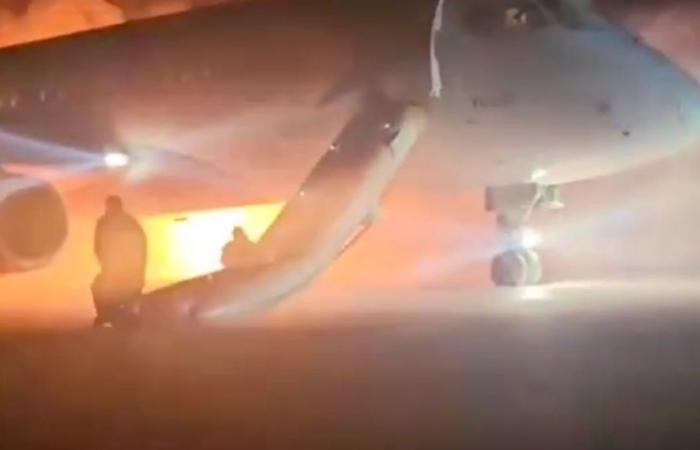 El motor de un avión ruso se incendia al aterrizar en Türkiye