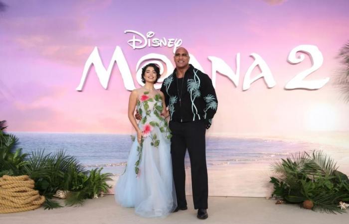 Auliʻi Cravalho y Dwayne Johnson combinan pétalos y palmas con un vestido floral 3D de Oscar de la Renta y una chaqueta Amiri en el estreno de ‘Moana 2’