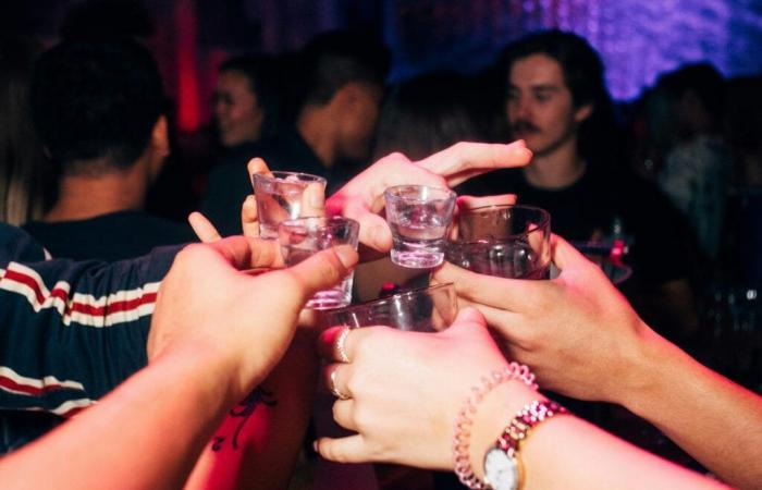 Intoxicación por vodka adulterado: seis jóvenes turistas mueren tras beber tragos gratis