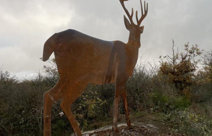 una monumental escultura de ciervo instalada sobre Chooz