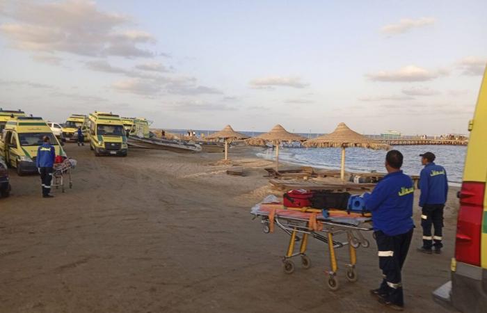 Barco turístico se hunde en el Mar Rojo; dieciséis personas desaparecidas