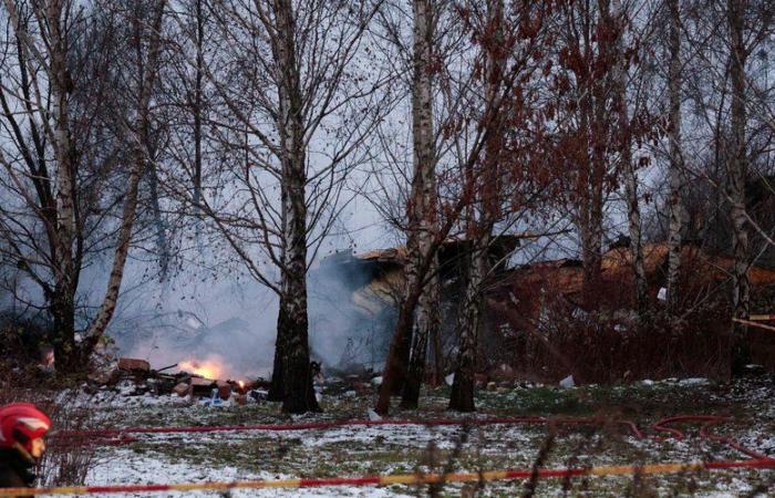 Un avión de carga se estrella en una zona residencial de Lituania; al menos un muerto, según el informe provisional