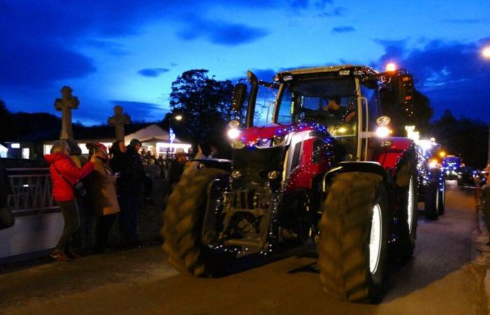 FOTOS. Los tractores iluminados atraen multitudes a este pueblo de Calvados