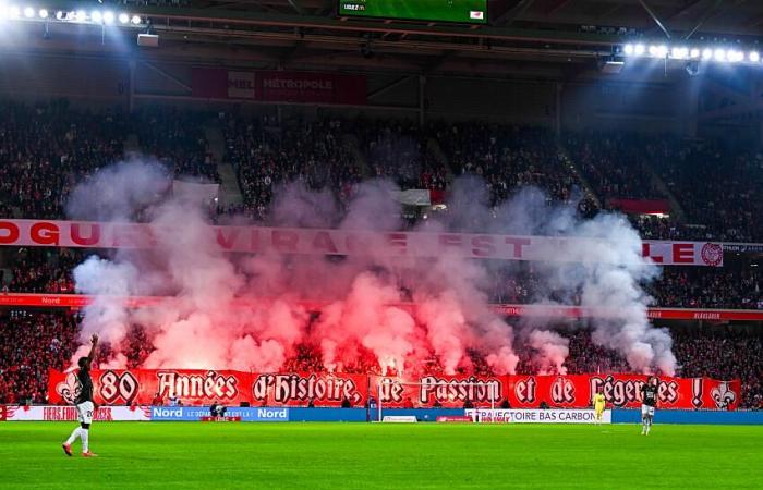 La multitud del día 12, LOSC está casi lleno para su 80 aniversario.