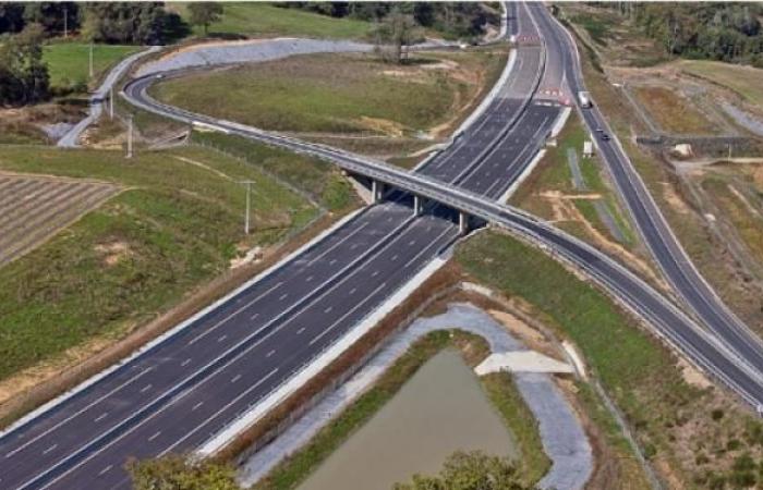 Un coche termina su carrera en una cuneta de la A89