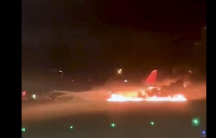 En Türkiye, un avión ruso se incendia al aterrizar en Antalya; los pasajeros son evacuados