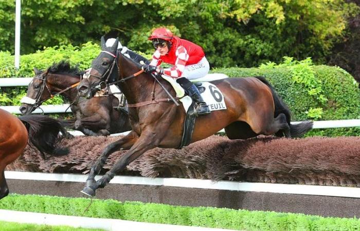 Siete años después de ganar su primera carrera de ponis en Angers, Valentin Le Clerc rompe el hielo como aprendiz en el mismo hipódromo.